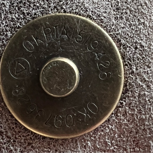 New in dust bag vintage Donald Pliner gold bag. Beautiful details. - Picture 10 of 11